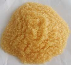 軟化樹脂是專用于軟化硬水的一種專用樹脂，通過離子交換技術(shù)，使水的硬度小于50 mg/L(CaCO3)。離子交換是一種特殊的動(dòng)態(tài)吸附過程，一般是由不溶于水的離子交換劑在電解質(zhì)溶液中進(jìn)行，這種離子交換劑即為離子交換樹脂。